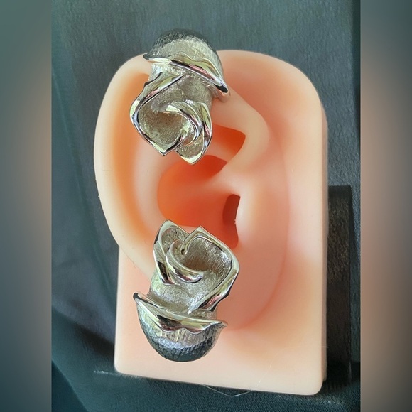 Vintage Piscitelli Chunky Rose Earrings Clip-on Silver Tone - Picture 3 of 12